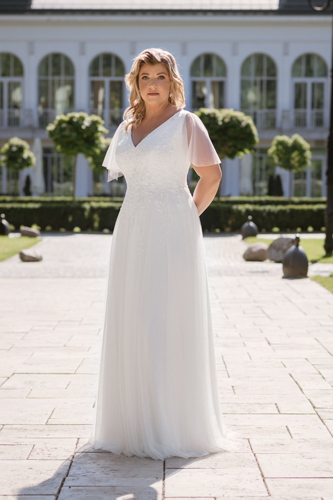Lena is from the specially designed curves collection by Margarett Bridal. It's available in Belladonna Bridal, Galway City, Ireland