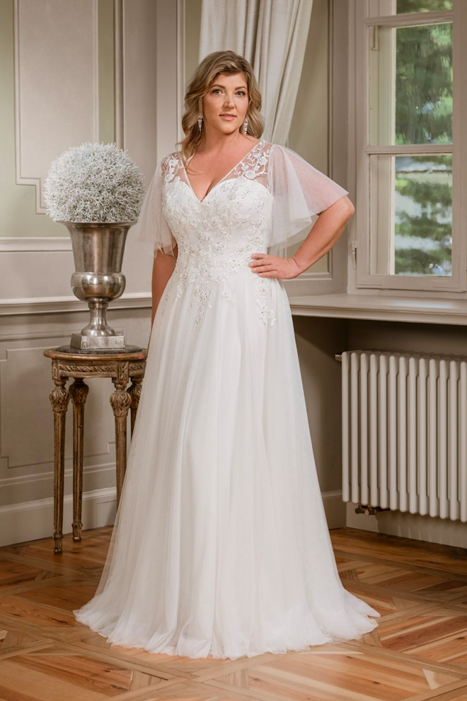 Lessa by Margarett Bridal is available at Belladonna Bridal, Galway. Designed with a special curves construction for our Curvy Boho Brides
